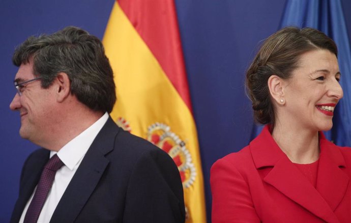 El ministro de Seguridad Social, Inclusión y Migraciones, José Luis Escrivá y la ministra de Trabajo, Yolanda Díaz, durante el acto de toma de posesión de los altos cargos del Ministerio de Trabajo, en Madrid (España), a 3 de febrero de 2020.