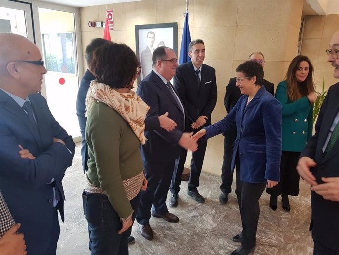 La ministra de Asuntos Exteriores, Unión Europea y Cooperación, Arancha González Laya saluda a varios miembros de la embajada de España en Marruecos, en Rabat (Marruecos), a 24 de enero de 2020.