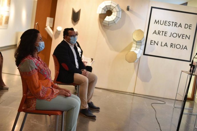 Muestra de Arte Joven con la presidenta riojana, Concha Andreu