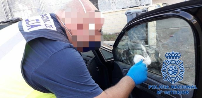 Examen de uno de los vehículos de los hechos