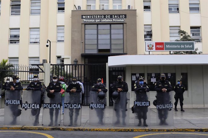 Un grupo de agentes de la Policía de Perú custodiando la entrada del Ministerio 