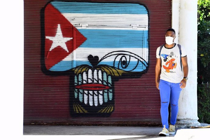 Una persona con mascarilla camina por una de las calles de La Habana.