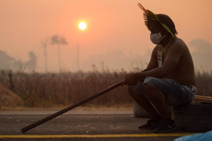 Un miembro de la comunidad kayapo, un pueblo indígena que habita en las tierras planas de Mato Grosso y Pará, en Brasil, durante una recientes protestas contra el olvido al que se ven abocados por las políticas del Gobierno de Jair Bolsonaro.
