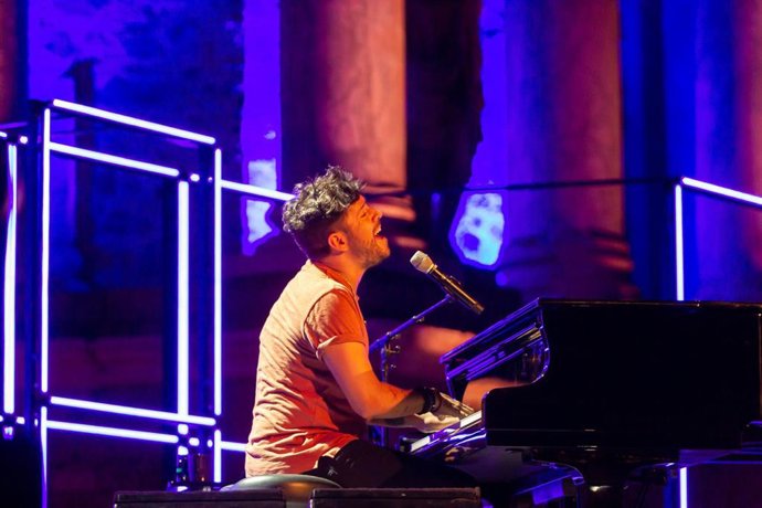 Pablo López toca el piano en el Teatro Romano de Mérida.