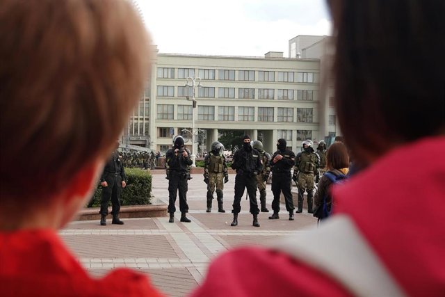 Miembros de las fuerzas especiales de la Policía de Bielorrusia durante una protesta en la Plaza de la Independencia de Minsk