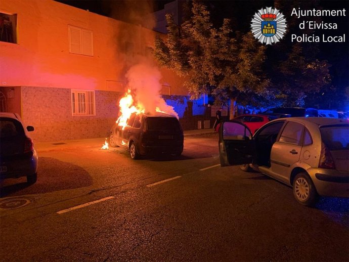 Un vehículo estacionado arde en Ibiza.