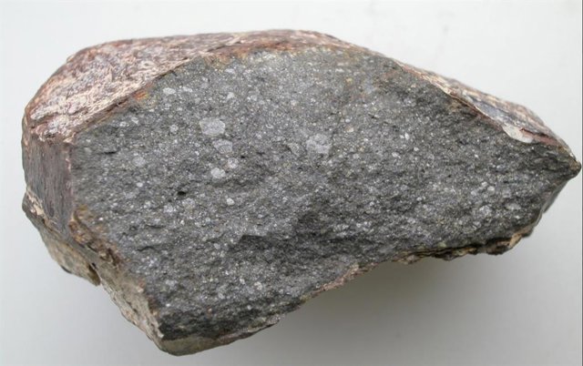 Pieza del meteorito Sahara 97096 (de unos 10 cm de largo), una condrita enstatita que contiene aproximadamente un 0,5% en peso de agua.