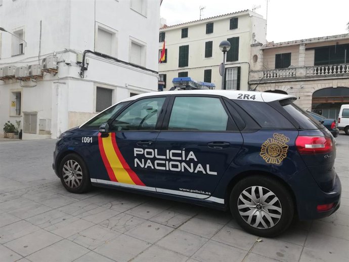 Coche patrulla de la Policía Nacional, en Menorca.