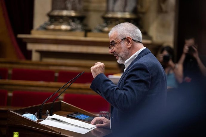 El presidente del Grupo Ciudadanos en el Parlament, Carlos Carrizosa, durante su intervención en un pleno extraordinario en el Parlament de Cataluña para debatir sobre "la situación política creada por la crisis de la monarquía" a 7 de agosto de 2020. 