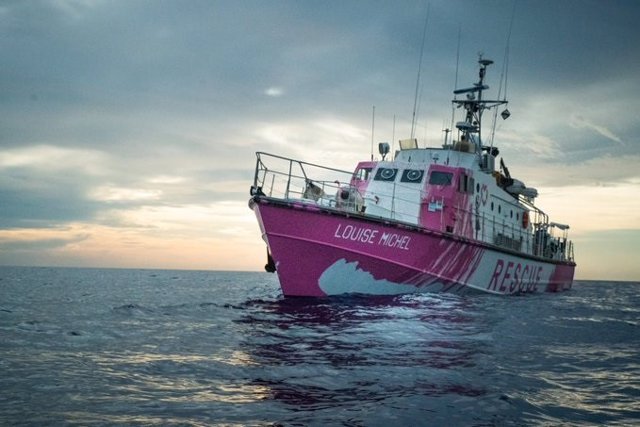 El barco de rescate 'Louise Michel' financiado y pintado por Banksy