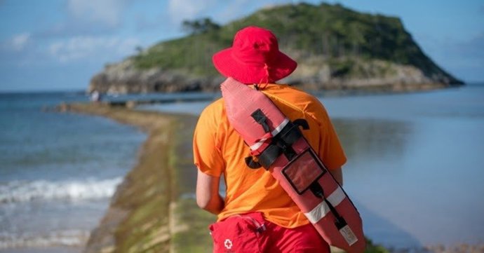 Socorrista en una playa de Bizkaia
