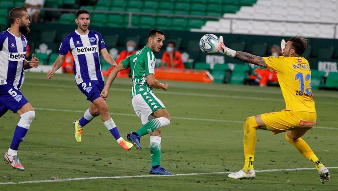 Roberto Jiménez parando con el Alavés