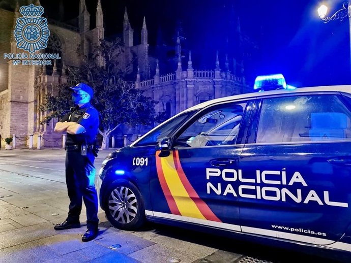 Un agente y un vehículo de la Policía Nacional