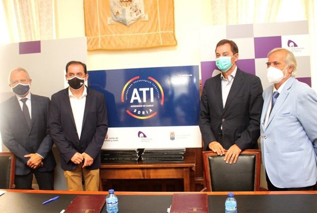 De izda a dcha, De Miguel, Serrano, Díez y Escobar firman el contrato entre Diputación y Layonair.