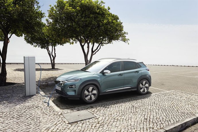 Imagen de un coche eléctrico cargándose.