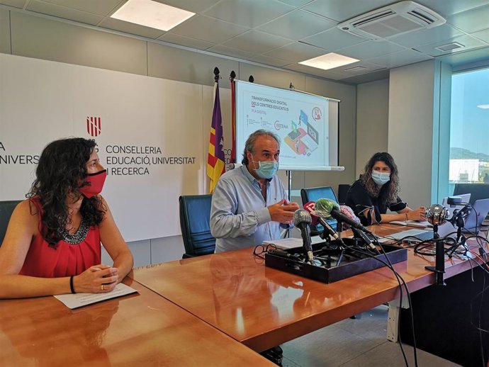 El conseller de Educación, Universidad e Investigación, Martí March, acompañado de la directora general de Primera Infancia, Innovación y Comunidad Educativa, Amanda Fernández, y la coordinadora del equipo IBSTEAM, Yolanda Martínez, en rueda de prensa.