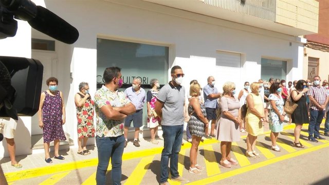 Minuto de silencio en homenaje al menor asesinado por su padre en Cabanes