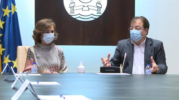 Carmen Calvo y Guillermo Fernández Vara, en la reunión con agentes sociales y el ejecutivo regional.