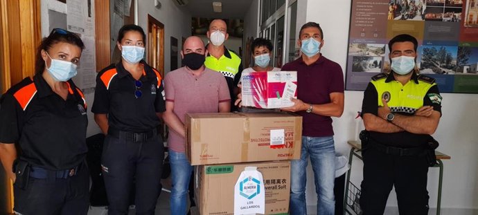 Voluntarios reparten material EPI de Diputación