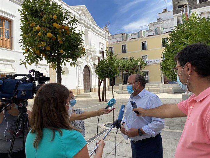 Monago en declaraciones a los medios antes de la Comisión sobre el Covid-19 en la Asamblea
