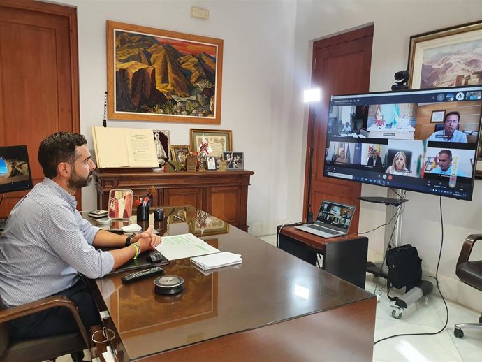 El alcalde asiste a la reunión entre administraciones para evaluar el avance del covid en Almería