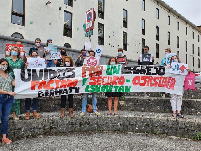 Concentración del Foro de la Comunidad Educativa en Pamplona para pedir más medidas ante el inicio del curso escolar.