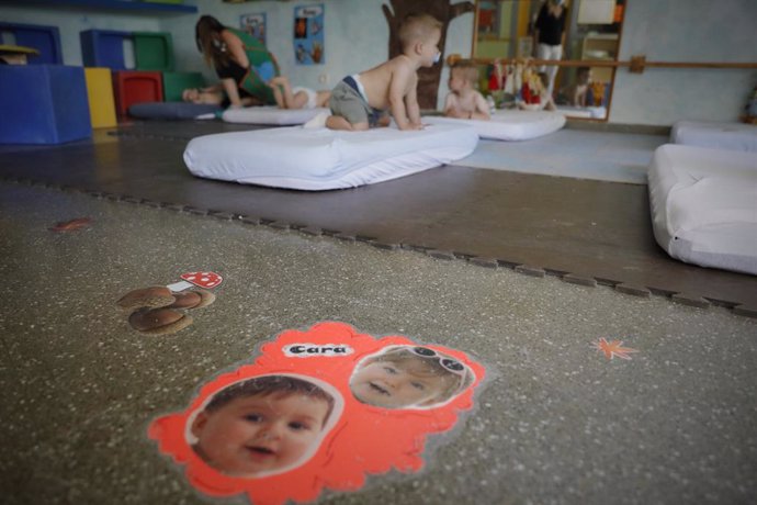 Diversos nens es disposen a descansar a l'Escola Infantil Glria Fortes, el dia de la seva reobertura després de l'aturada pel coronavirus a Arganda del Rei, Madrid (Espanya), a 1 de juliol.
