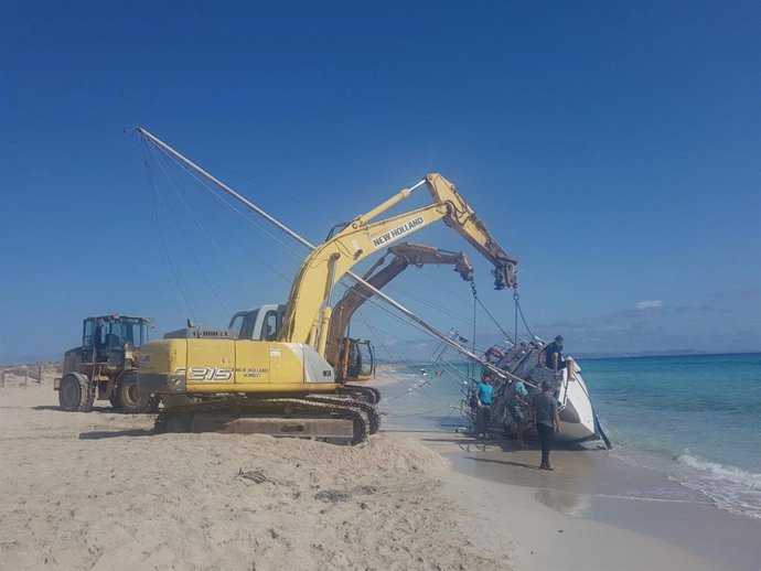 El Consell de Formentera retira con una grúa un velero encallado en la playa de Levante.