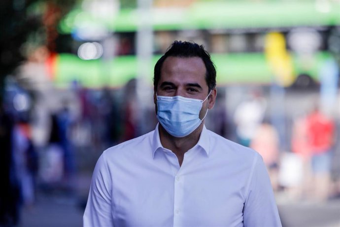 El vicepresidente, consejero de Deportes y Transparencia y portavoz del Gobierno regional, Ignacio Aguado, durante su visita al dispositivo instalado en Fuenlabrada para la realización de pruebas PCR. en Centro de Especialidades El Arroyo, en Fuenlabrad