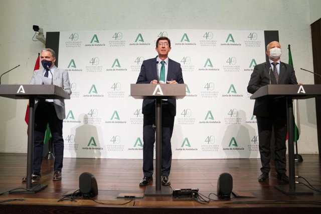 Juan Marín (c.), este viernes, en la rueda de prensa posterior a la reunión del Consejo de Gobierno, junto a Elías Bendodo (i.) y a Javier Imbroda (d.)
