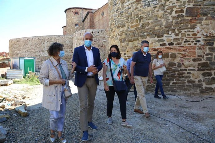 El alcalde de León, José Antonio Diez, la concejal de Acción y Promoción Cultural, Evelia Fernández, y el edil de Desarrollo Urbano, Luis Miguel García Copete, visitan las obras del entorno de la Era del Moro de la Muralla de León.