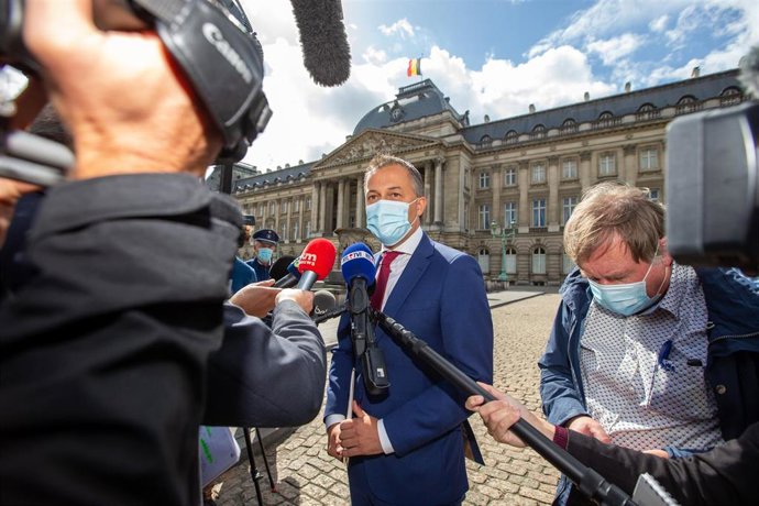 Egbert Lachaert atiende a los medios tras reunirse con el rey