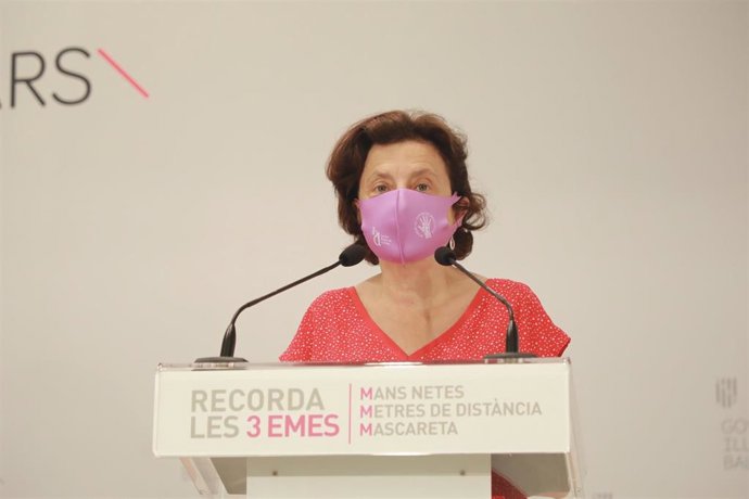 La consellera de Asuntos Sociales y Deportes, Fina Santiago, en la rueda de prensa tras el Consell de Govern.