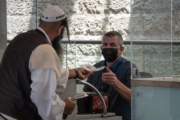 Coronavirus.- Israel supera los 2.000 contagios diarios por primera vez en un me
