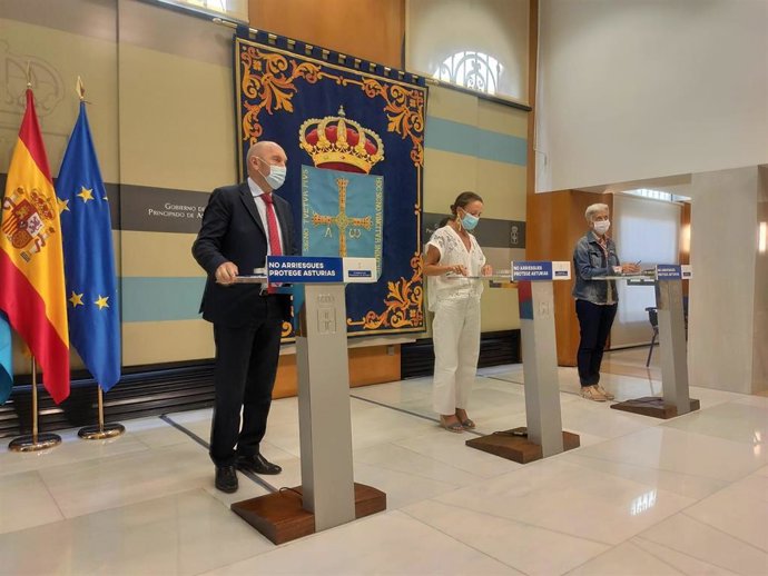 El vicepresidente Juan Cofiño, la portavoz del Principado Melania Álvarez y la consejera de Educación, Carmen Suárez, en rueda de prensa.