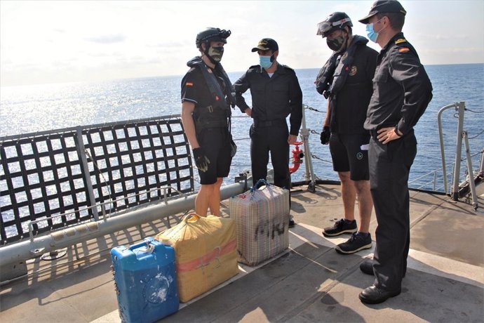 El patrullero Infanta Elena, con base en Cartagena, halla fardos relacionados con tráfico de drogas en Mar de Alborán