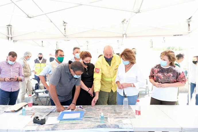 La secretaria general del PSOE-A, Susana Díaz, durante su visita al Puesto de Mando Avanzado del Plan Infoca en Almonaster (Huelva).