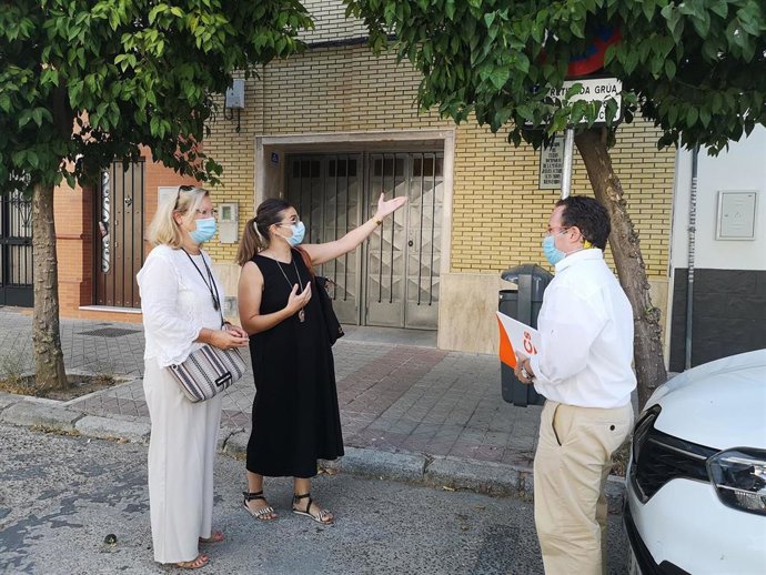 El edil de Cs Lorenzo López Aparicio, en su visita a Nervión
