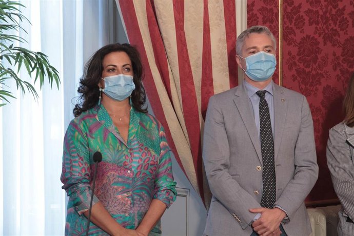 La presidenta del Gobierno de La Rioja, Concha Andreu, junto al exconsejero de Gobernanza Pública, Francisco Ocón, 