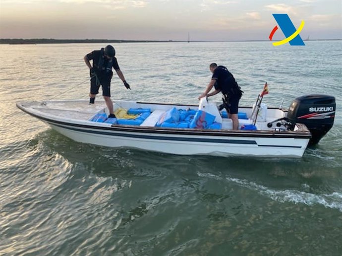Incautan 830 kilos de hachís en la desembocadura del río Guadalquivir.