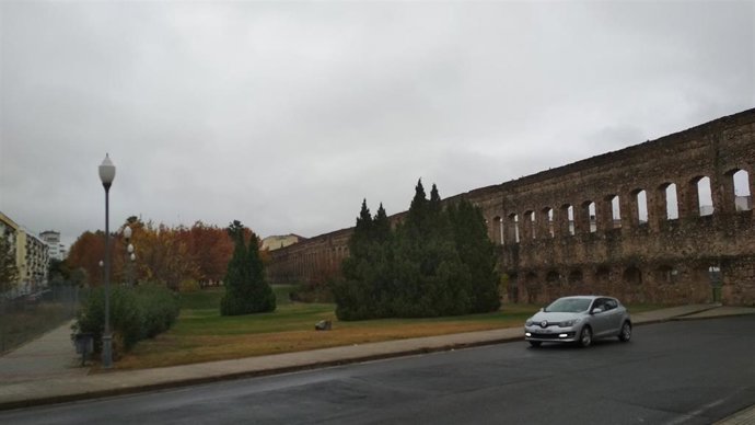 Zona ajardinada junto al acueducto de San Lázaro en Mérida.