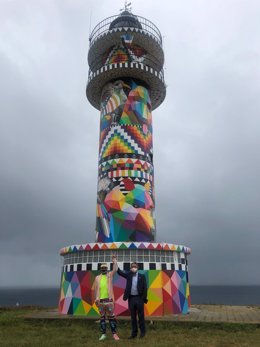 Revilla y Okuda con el faro de Ajo