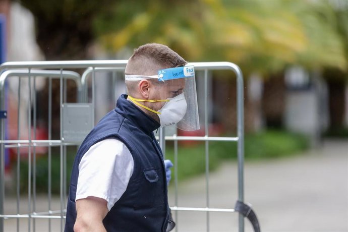 Un miembro del personal de limpieza y almacén, foto de archivo