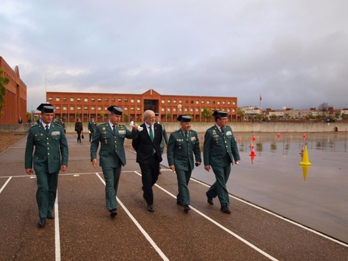 El director general de la Guardia Civil visita la Escuela de Tráfico de Mérida