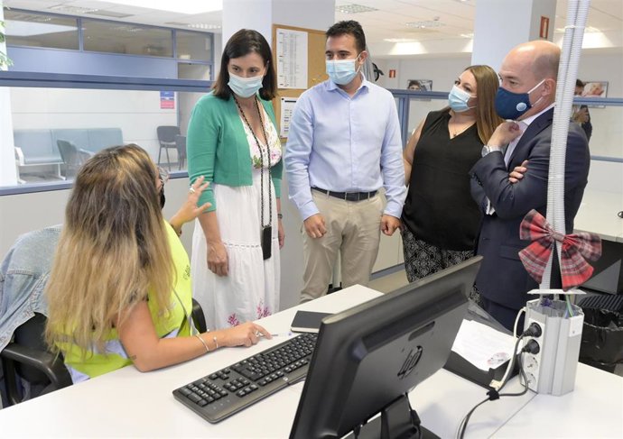 La alcaldesa de Santander visita el Centro de Emergencias Sociales
