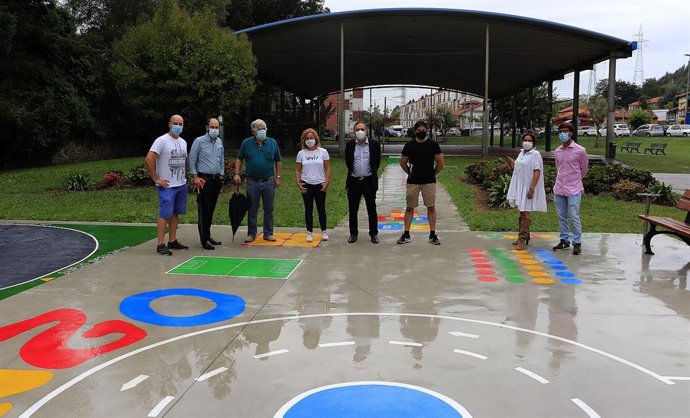 Los concejales visitan el área de juegos pintado por los vecinos en Ganzo