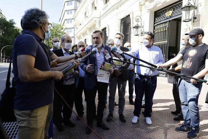 El director general de la Asociación Empresarial de Hostelería de la Comunidad de Madrid 'Hostelería Madrid', Juan José Blardony, atiende a la prensa durante la concentración de representantes de la hostelería en la Delegación del Gobierno para hacer en