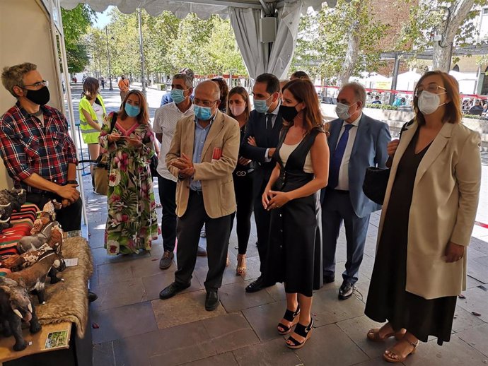 El vicepresidente de la Junta, Francisco Igea, visita la XXI Feria de Artesanía de Palencia.