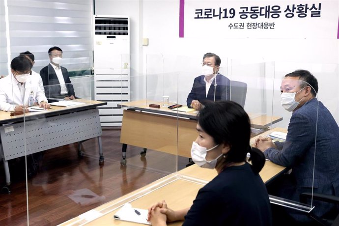 El presidente de Corea del Sur, Moon Jae In, en el centro de la imagen