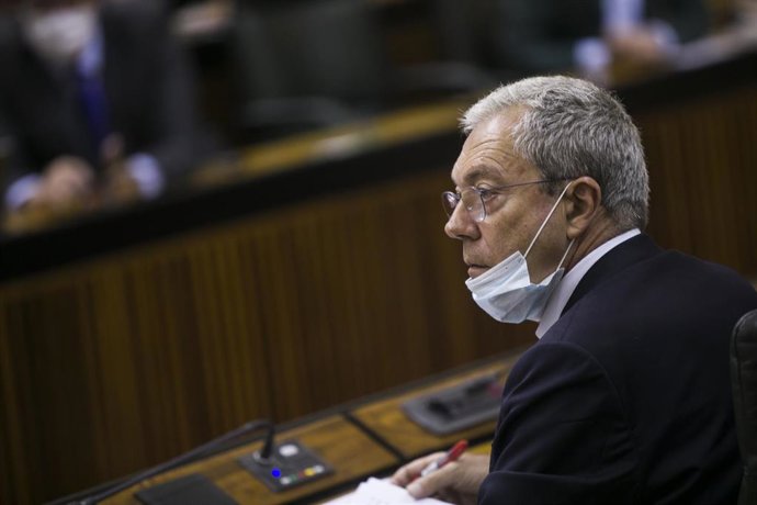 El consejero de Economía, Rogelio Velasco, durante la sesión de control al gobierno con preguntas al presidente en el Parlamento andaluz. En Sevilla (Andalucía, España), a 23 de julio de 2020.